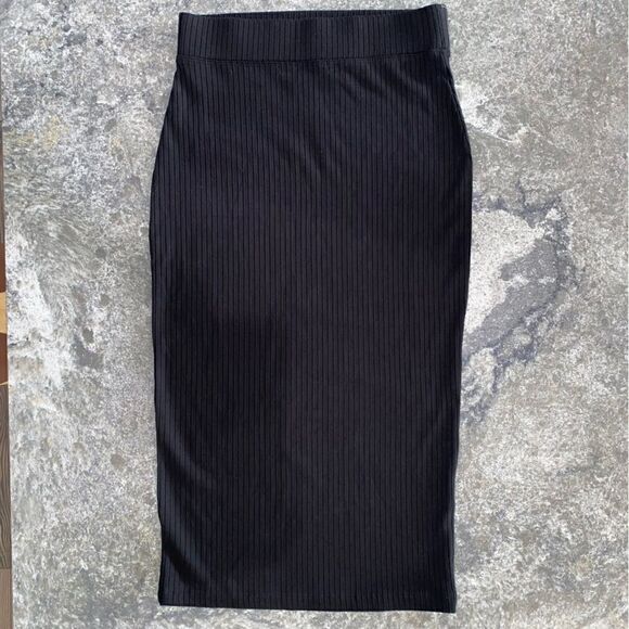 Forever 21 Womens Elastic Waist Pull-On Straight Midi Skirt Black Size 5 - Picture 1 of 3